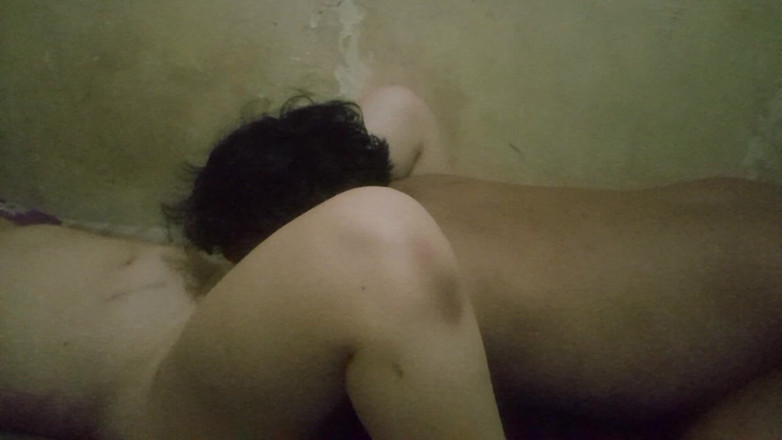 Angelina Pop: Léchage de la chatte de son copain jusqu’au squirt