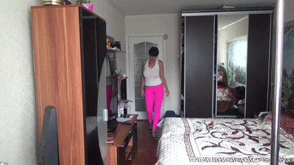 Sexy Milf: Kate Seksi berjalan dalam seluar yoga kasut tumit tinggi dan...