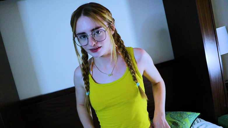 Smash Thots Films: Seksowna College Nerd Reese Robbins daje mi trochę niechlujny toppy