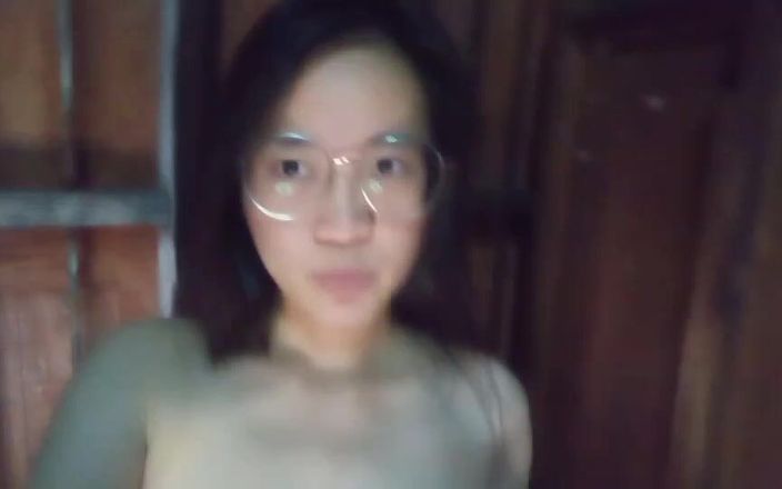 Thana 2023: Amatorska azjatycka dziewczyna sama w swoim pokoju