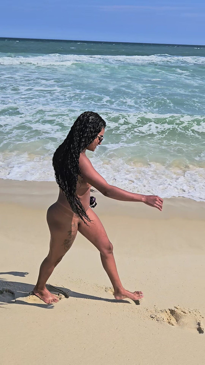 Princesa Fiona: समुद्र तट पर टहलना