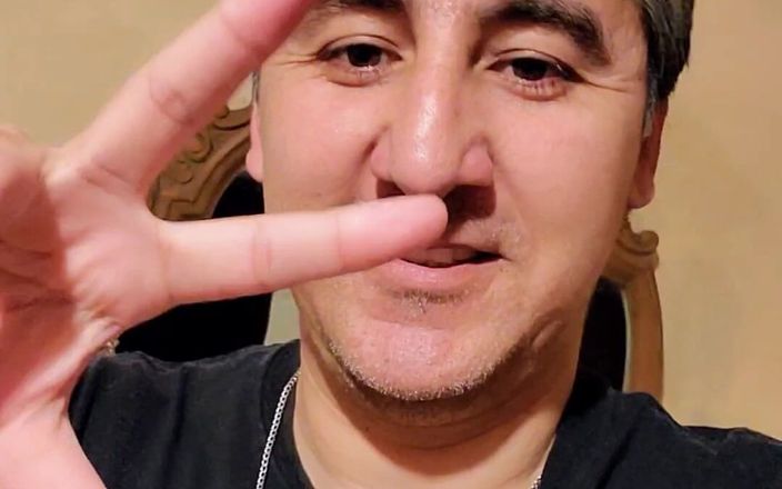 Dany boy: Une amatrice latina très sexy fait une branlette intense