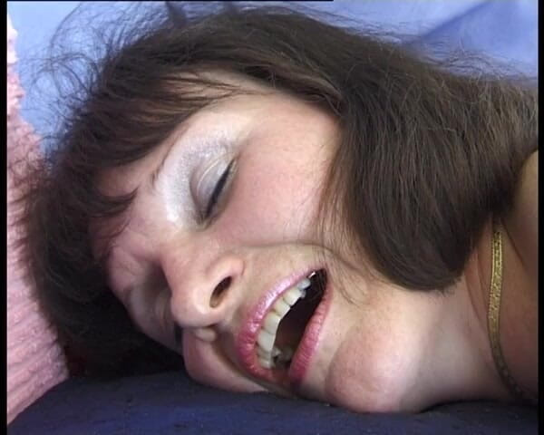 YOUR FIRST PORN: Hausfrau Janine - Geil AuF Muschi Rasieren und Dildospiele - Janine, femme...