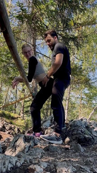 Rapidito de montaña espontáneo, pareja pública al aire libre