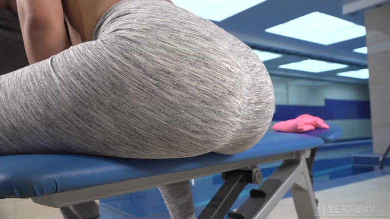 21 Sextury: 21セクスチャリー - スモーキングホットなベイブ、エイヴァ・ブラック、この大きくて硬いペニスをしゃぶって熱い精液を全部取るまで!