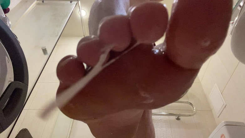 Hunky time: Dominująca bawi się stopami i ślinieniem