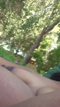 Lesbiana negra caliente y embarazada folla su chimenea en y al lado de la piscina al aire libre