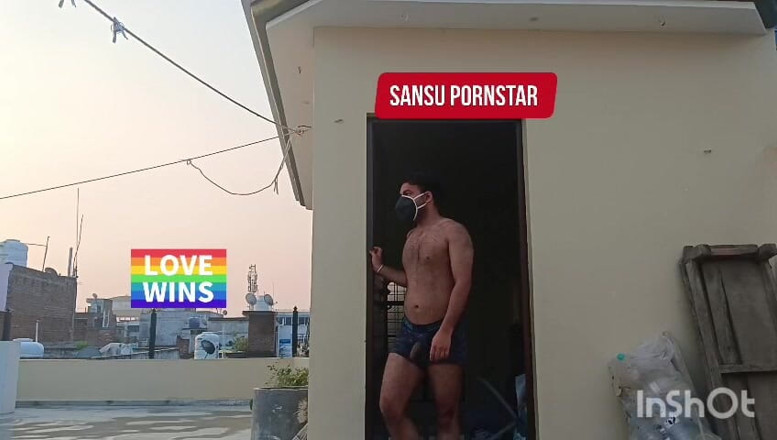 Sansuindia: Actor indio desnudo al aire libre