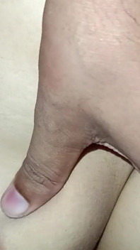 Je me lèche la chatte et mes gros nichons