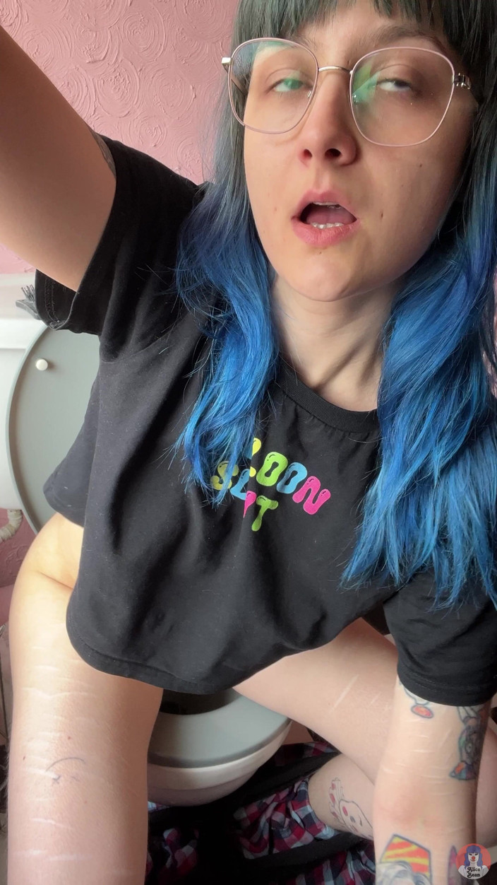 Alice Bean: Alice Peeing