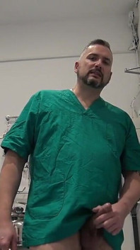Doktor küçük yarağın için seni aşağılıyor ve seni sikiyor bakış açısı