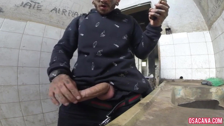 World Gay: Tôi nhảy qua tường để giật mình trong nhà kho đang rung...