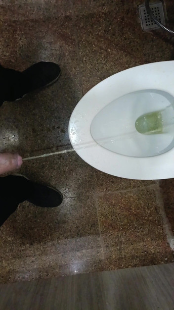 Desi shikha: Banheiro público: indiano cara faz xixi na masturbação no banheiro