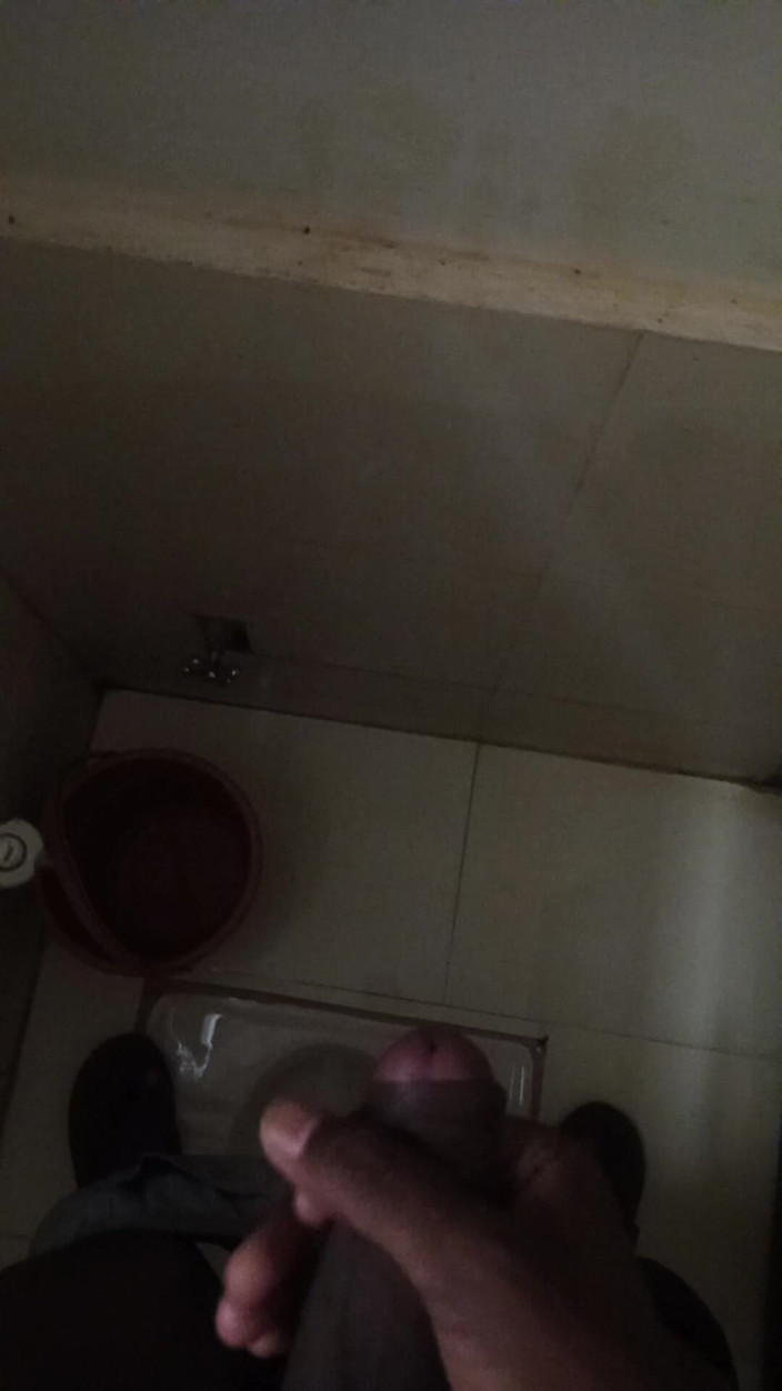Aniketgod: Desi chlapec si honí na wc masterbet na záchodě