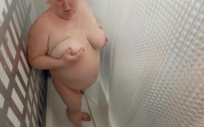 Sweet July: Kayınvalide duş alıyor ve büyük göğüslerini yıkıyor