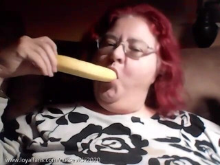BBW nurse Vicki adventures with friends: Live cam banana eating nurse Vicki