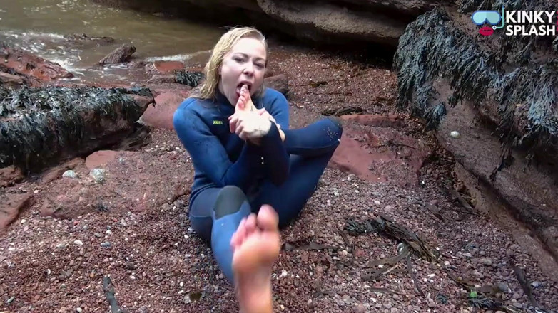 UKCuteGirl Lucy Lauren: Con đĩ mặn mặn wetsuit bú cu
