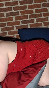 Ela quer porra, ela diz que chupa porque ela diz que faz gozar mais rápido provando sua coisa