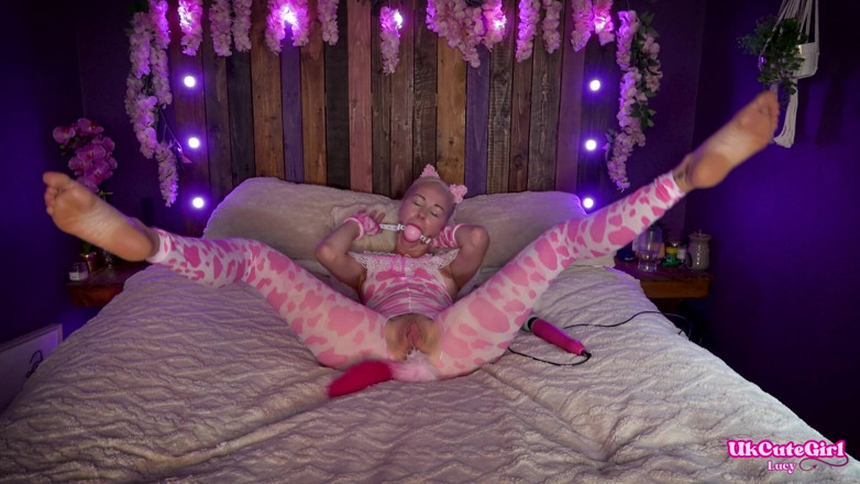 UKCuteGirl Lucy Lauren: Pluged, chaton pervers, bordure dans un bâillon géant