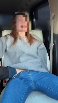 일하는 동안 차 안에서 기혼 여성을 치웠습니다