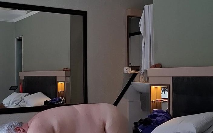 Combat and fetish: Jobber prohrál boj, teď musí zaplatit za tátu