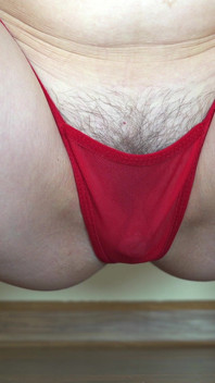 Cewek sange ini lagi asik ngentot celana dalam seksinya sambil jongkok sampai memeknya menganga lebar