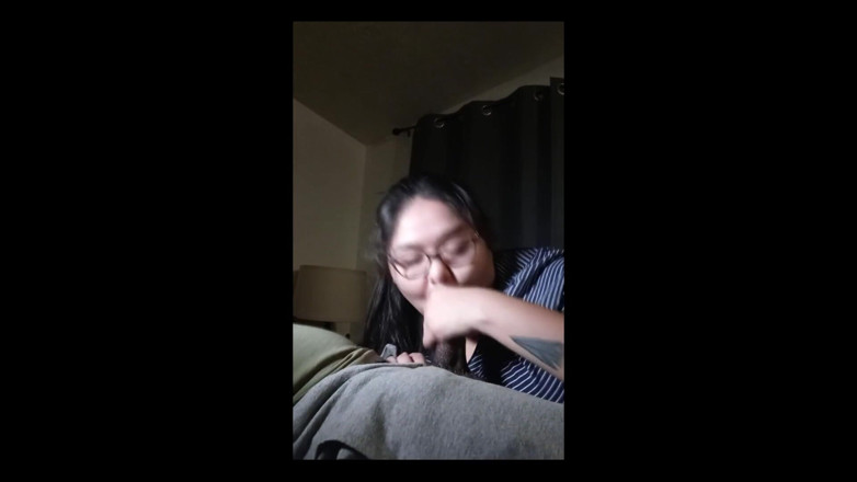 DeesDeepThroat: Dee face o muie foarte dulce și neglijeentă și îi face pula să...