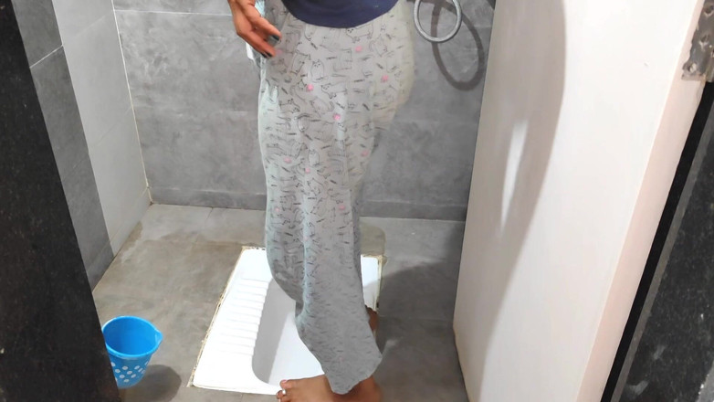 Sexy Komal: Komal işemek için ona banyoda eşlik etmişti.