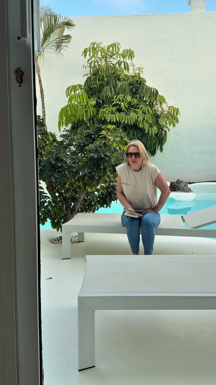 Emma Voyeur: Bloccato Sul Balcone: Mi Sono Pisciato Nei Miei Jeans