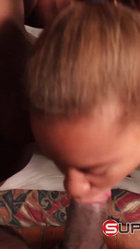 Темношкіра мілфа смокче член з пухкою молодою тупою повією