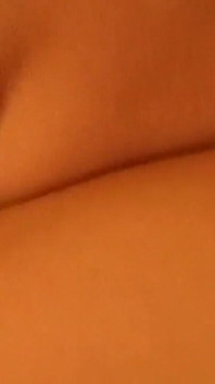Blonde milf zuigt pik voordat ze diep penetratie