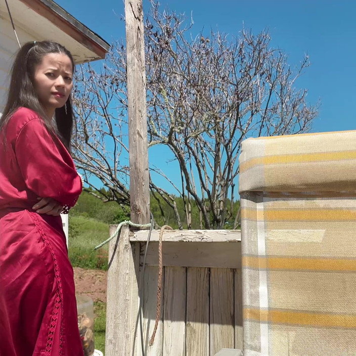 sweethanajapanese: Show Pussy Op De Stoel Buiten De Deur