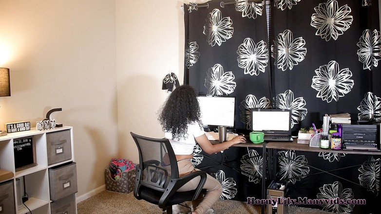 Horny Lily: 누가 내 자리에 왔어?!