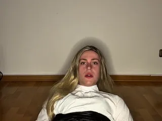 Une femboy blonde mince chevauche une bite