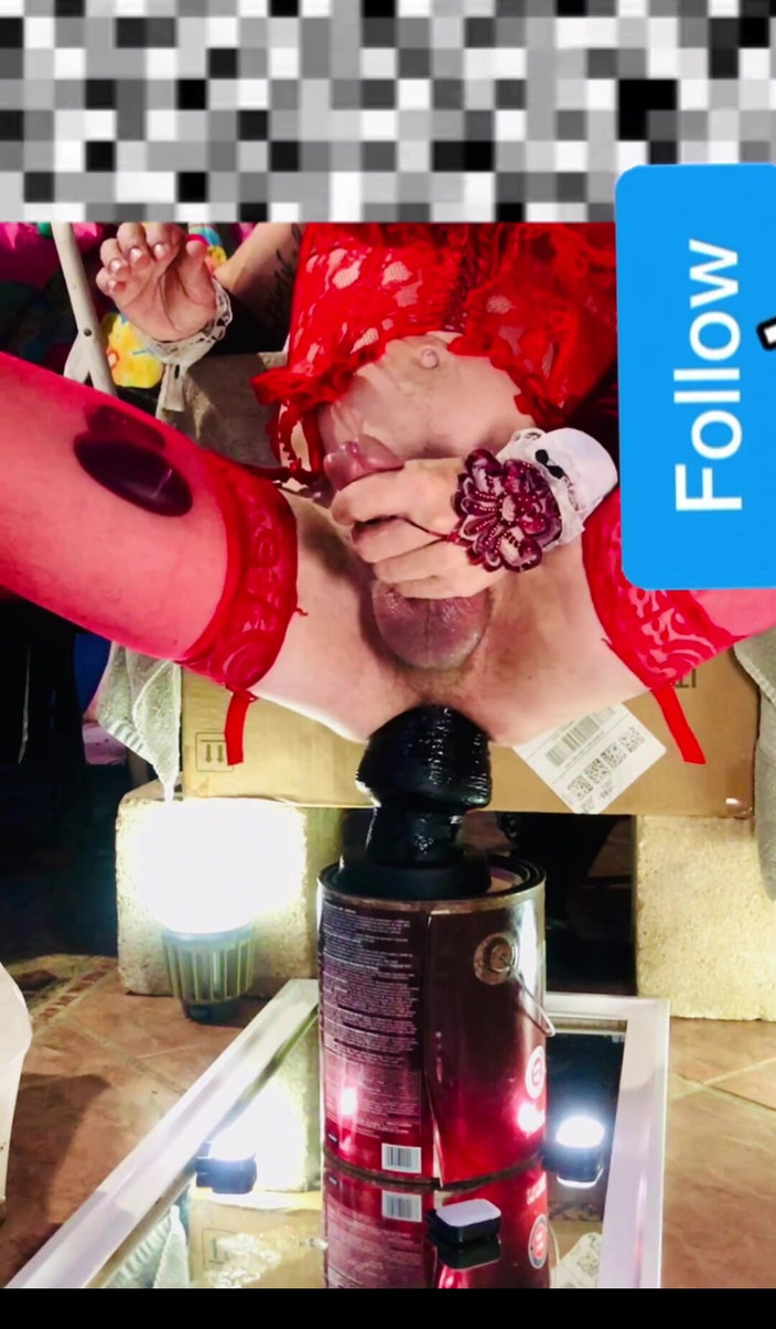 Benito414: Sissy transvestiert, lace bustier springt in riesigen großen schwarzen dildo