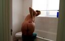 Molly MILF: Právě jsem si představovala záludné šukání v koupelně před sprchou a...