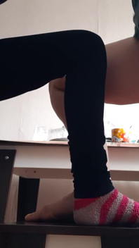 Femeie de vârstă mijlocie și studentă se masturbează pe scaune