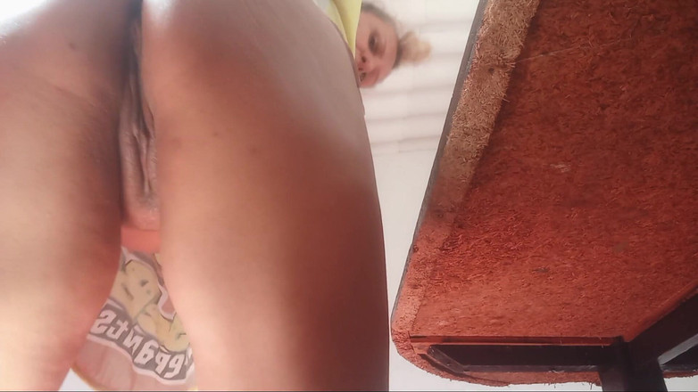 Lobicam: Mă masturbez cu o sticlă. Sunt fascinat. Priveşte.