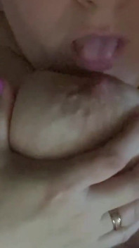 大きな胸を握りしめ、乳首を吸う