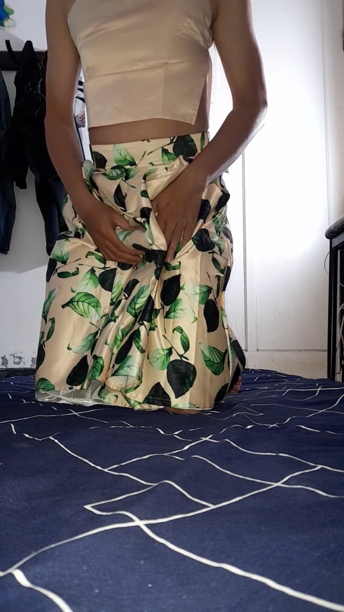 Naomisinka: Set di canottiera e gonna che indossa sborra in raso