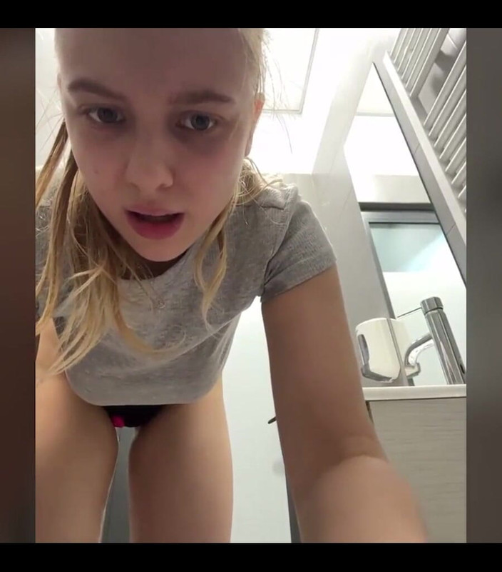 JuiceLussie: 中出し。指で膣を撫でるクローズアップ