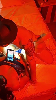 L'influencer debutta con una dotata, senza preservativo e coperta di olio finché non eiaculano dentro di lei