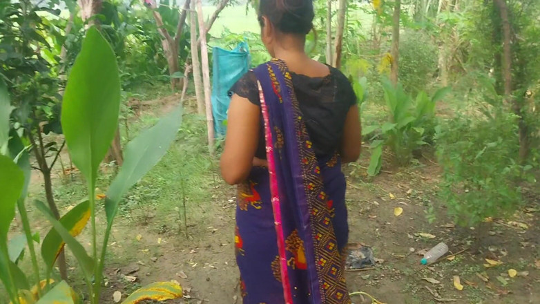 Pooja raniji: Pooja Bhabhi Outside Garden Hot Fucking Video