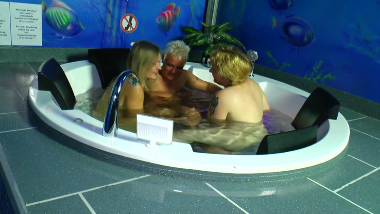 Lesbian Stories: Mature bbw sluts fingering in jacuzzi