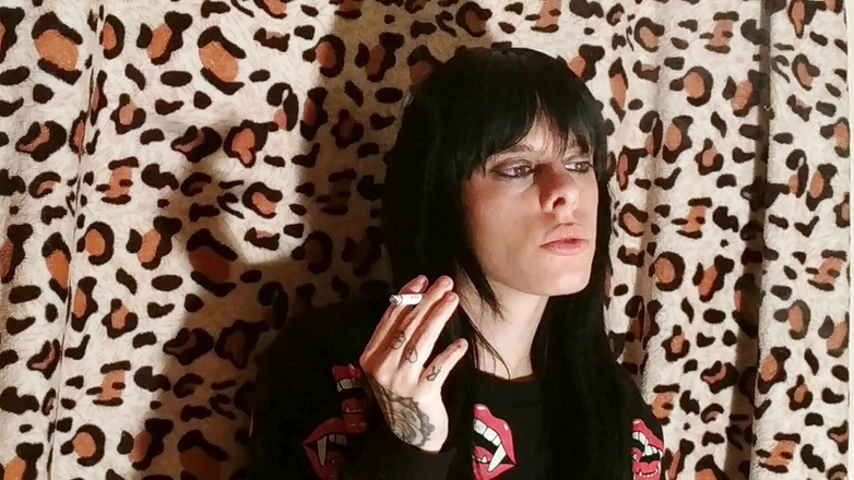 Beth Kinky: Smoking because I'm boring - Beth Kinky