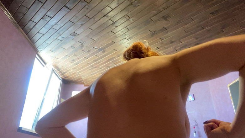 Risky Hairy Couple: 红发熟女展示她强大的肌肉