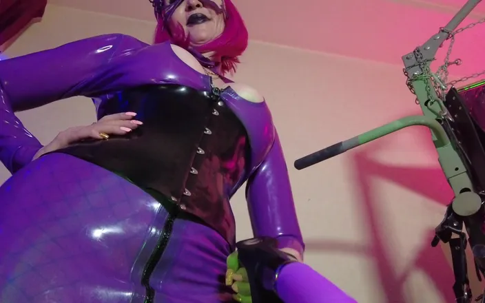 Eva Latexxx: Fetish Rubber Dominatrix Eva Latex Purple Dress Mask Big Ass...