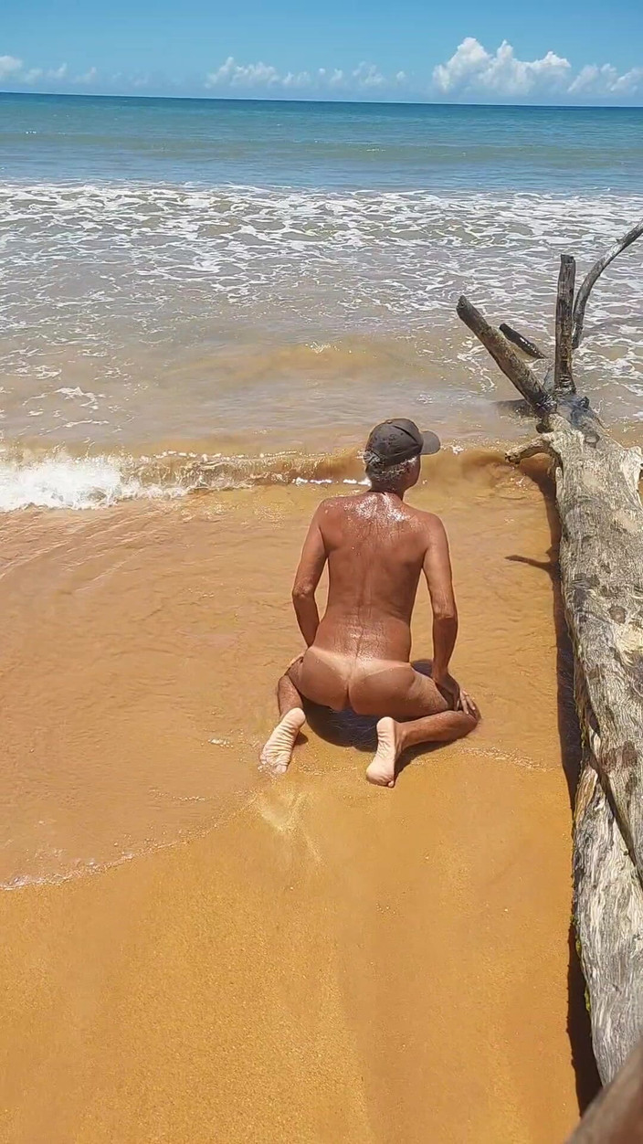 Ladysilvas: Naakte Ladysilva op het strand pronkt met haar gebruinde hete...