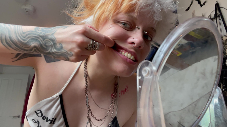 Glitterqueen1999: Visite de la bouche d’une fille gothique sans maquillage avec...