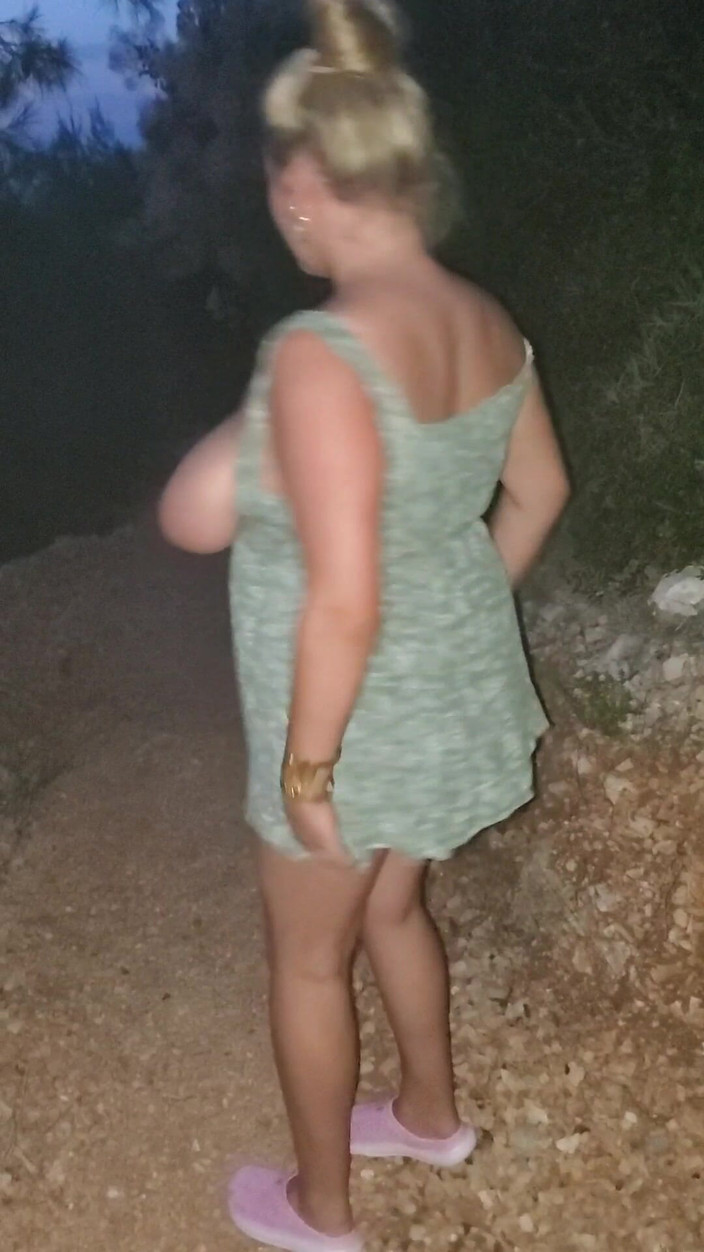 Annabelle Rogers: ギリシャのエーゲ海で夜に裸で泳ぐ!